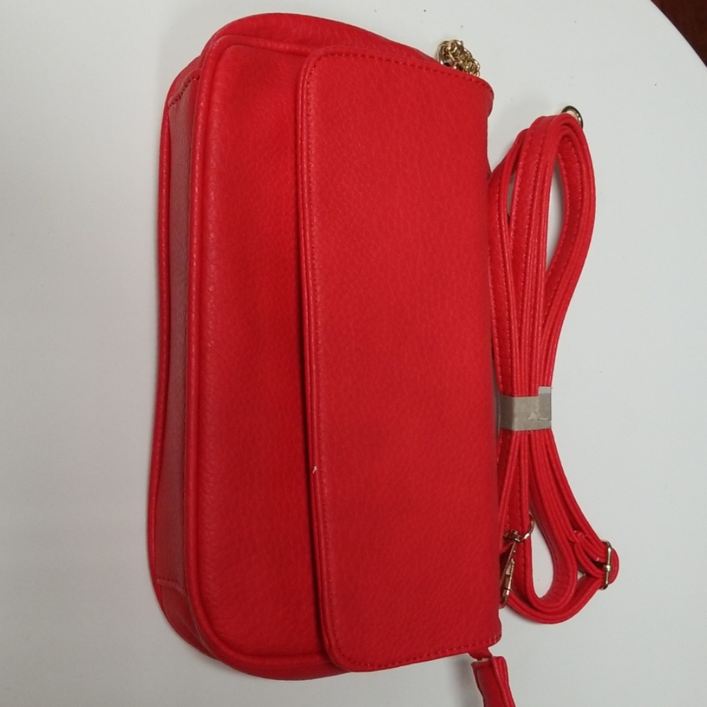 Red purse with gold chain strap. Very cute. - Picture 6 of 8
